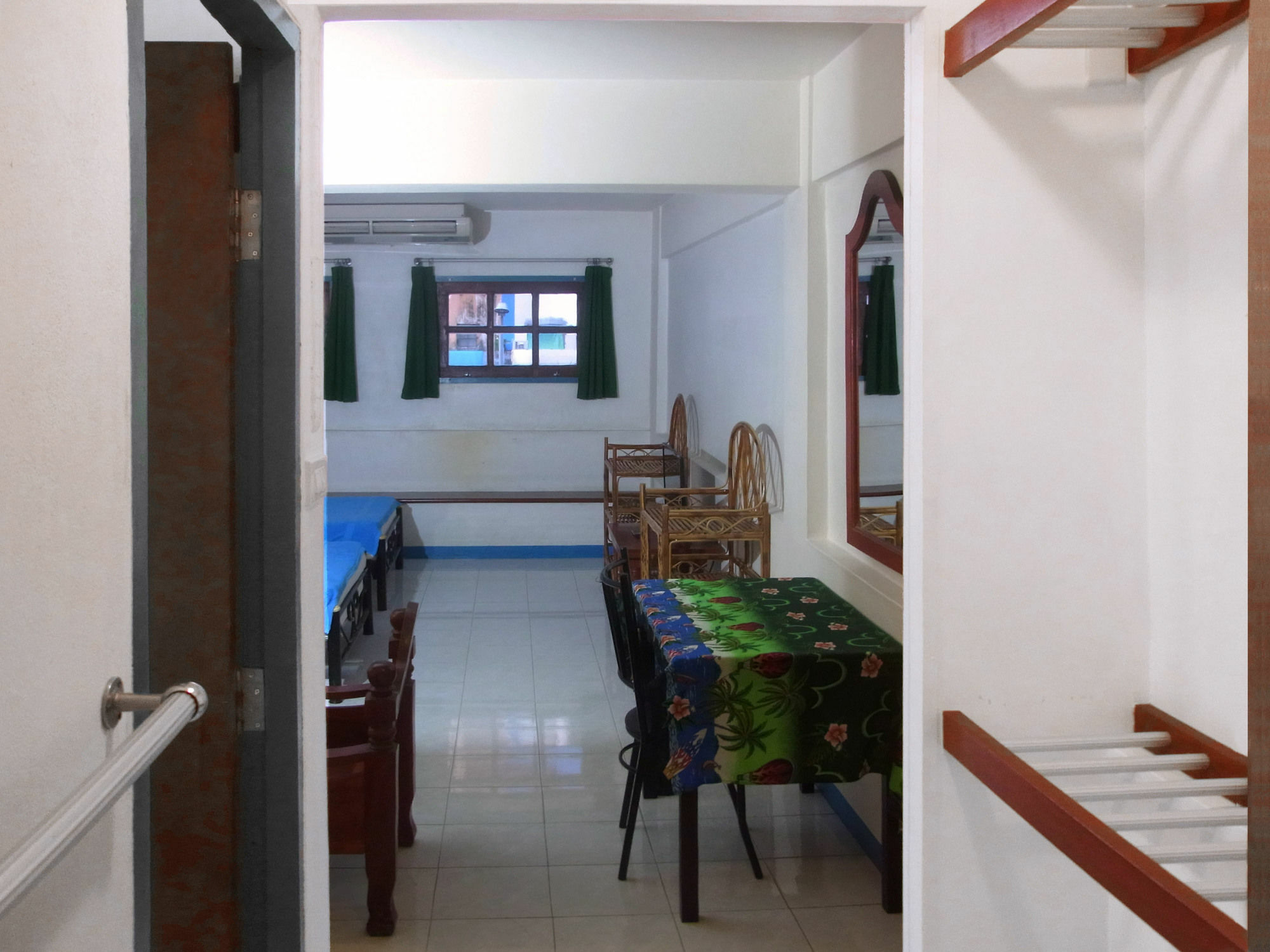 Niku Guesthouse Patong Екстер'єр фото